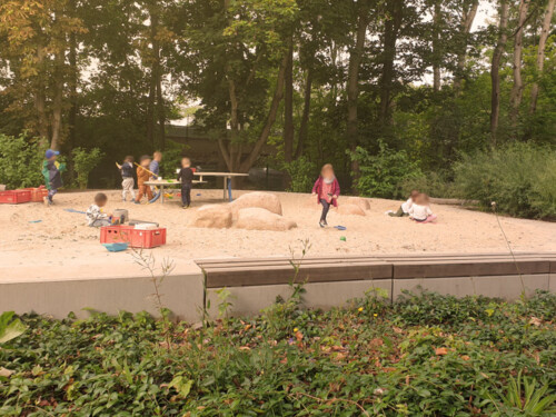 Spielende Kinder im Sandkasten
